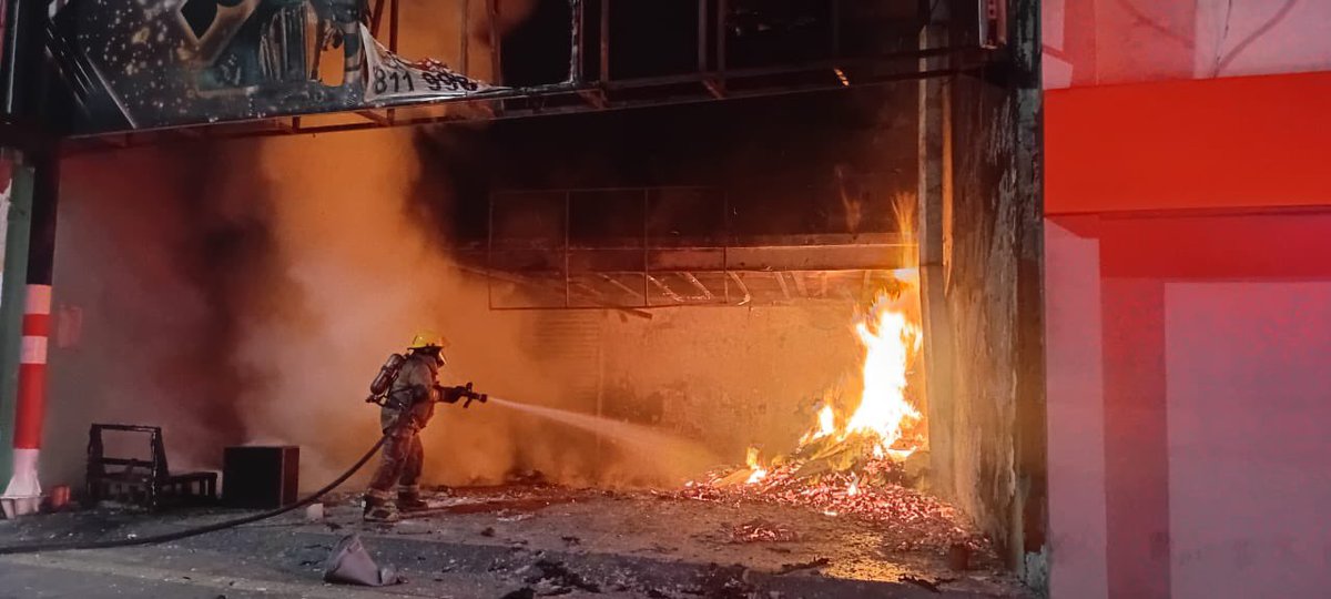 🔥 PREVENIR es salvar vidas 🔥
Evita incendios hoy:

✅ No quemes basura
✅ No tires colillas
✅ Revisa gas y electricidad
✅ Reporta humo al 911

La mejor emergencia es la que no sucede.
#BomberosNuevoLeón #PrevenciónDeIncendios #NLSeguro