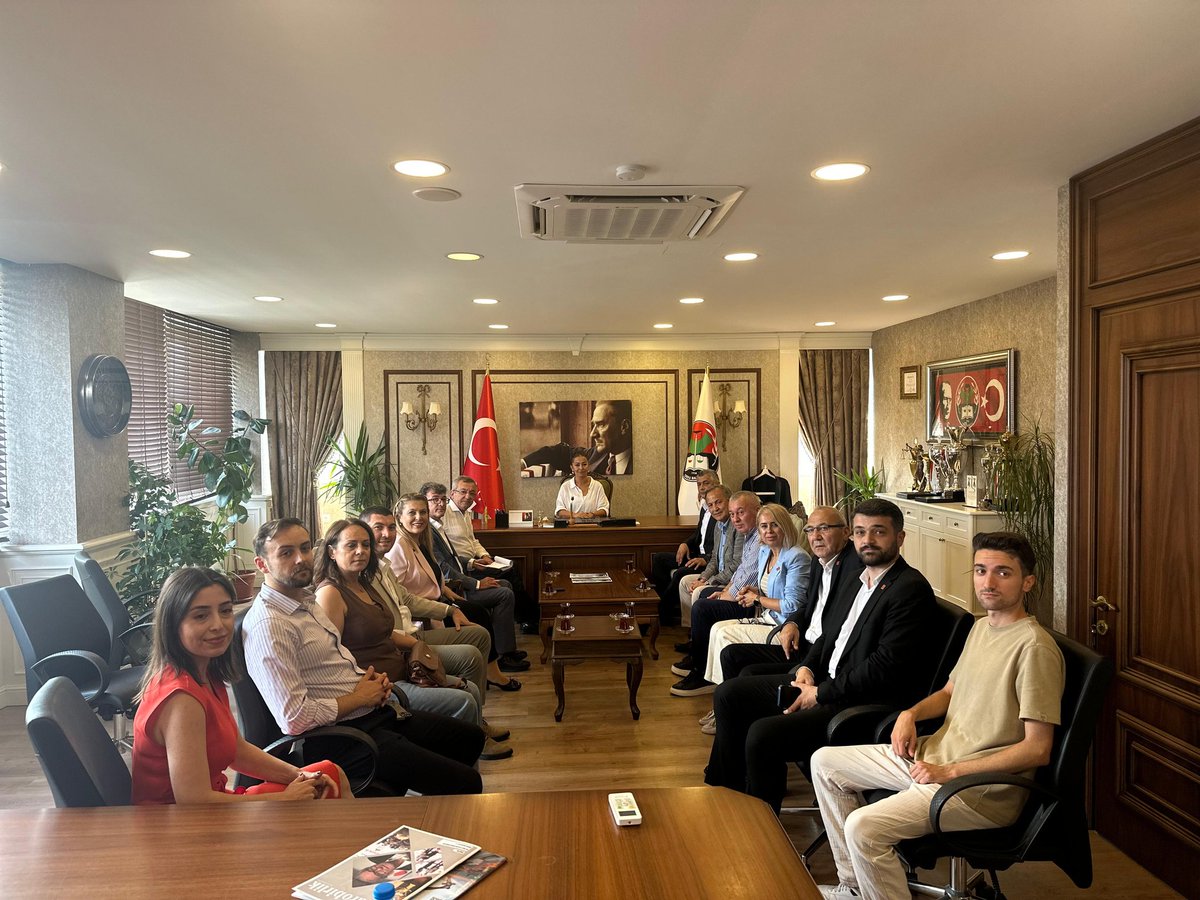 Milletvekillerimizle birlikte Ordu Barosu’nu ziyaret ettik.
Olmayan adaleti, katledilen hukuku konuştuk.

Yargının siyasallaştığı, hukukun iktidar sopasına dönüştüğü bu dönemde,
özgür savunmayı ve hukuk devleti idealini savunan Ordu Baro Başkanımız Av. Birsen Uçar’a ve yönetimine