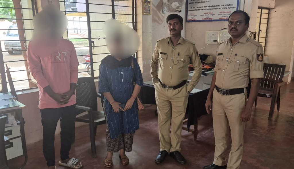 112 Ballari (@112ballari) on Twitter photo ದಿ:05-08-2025ರಂದು ಸಂಡೂರು ಪೊಲೀಸ್ ಠಾಣಾ ವ್ಯಾಪ್ತಿಯ ದೇವಗಿರಿ ಗ್ರಾಮದಲ್ಲಿ ಕಲಹವಾಗುತ್ತಿರುವ ಬಗ್ಗೆ 112 ಗೆ ಕರೆ ಬಂದಿದ್ದು, ERSS-112 ಸಿಬ್ಬಂದಿಗಳು ಕೂಡಲೇ ಸ್ಥಳಕ್ಕೆ ಭೇಟಿ ನೀಡಿ,ಸೂಕ್ತ ತಿಳುವಳಿಕೆಯನ್ನು ನೀಡಿದರೂ ಸಮಸ್ಯೆ ಸ್ಥಳದಲ್ಲಿ ಬಗೆಹರಿಯದ ಕಾರಣ ಮುಂದಿನ ಕ್ರಮಕ್ಕಾಗಿ ಠಾಣೆಗೆ ಒಪ್ಪಿಸಲಾಗಿದೆ. <a href="/112Karnataka/">112Karnataka</a> ದಿ:05-08-2025ರಂದು ಸಂಡೂರು ಪೊಲೀಸ್ ಠಾಣಾ ವ್ಯಾಪ್ತಿಯ ದೇವಗಿರಿ ಗ್ರಾಮದಲ್ಲಿ ಕಲಹವಾಗುತ್ತಿರುವ ಬಗ್ಗೆ 112 ಗೆ ಕರೆ ಬಂದಿದ್ದು, ERSS-112 ಸಿಬ್ಬಂದಿಗಳು ಕೂಡಲೇ ಸ್ಥಳಕ್ಕೆ ಭೇಟಿ ನೀಡಿ,ಸೂಕ್ತ ತಿಳುವಳಿಕೆಯನ್ನು ನೀಡಿದರೂ ಸಮಸ್ಯೆ ಸ್ಥಳದಲ್ಲಿ ಬಗೆಹರಿಯದ ಕಾರಣ ಮುಂದಿನ ಕ್ರಮಕ್ಕಾಗಿ ಠಾಣೆಗೆ ಒಪ್ಪಿಸಲಾಗಿದೆ. <a href="/112Karnataka/">112Karnataka</a>