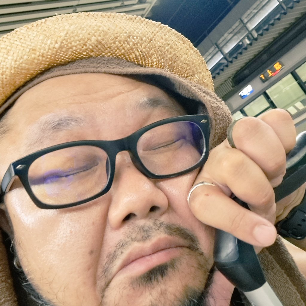 顔テッカテカ🥹ぴえん
姫路で乗り換えナウです🚃
加古川まであと少しよ😤👍

明日は #ミクちゃんガイア加古川ジョイパーク店 に遊びに行くヨ‼️7月にリニューアルしてまだまだ元気いっぱいだって🙌ｲｪｰｲ✨
滅多に来れないエリアなので、みんな遊びに来てねん😁👍
ステッカー二枚ずつあげちゃう🤫
#PR