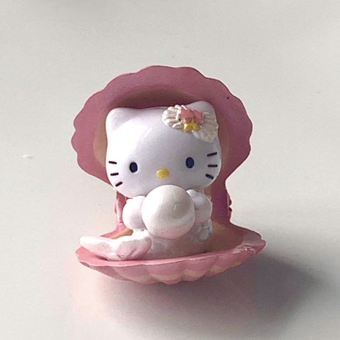 mermaid hello kitty holding a little pearl <3