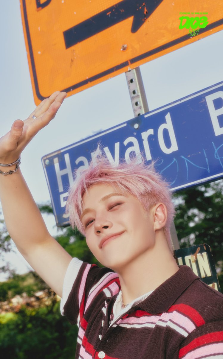 THE PINK HAIR SUITS HIM VERY WELL HE IS SOOO PRETTY 😭😭😭