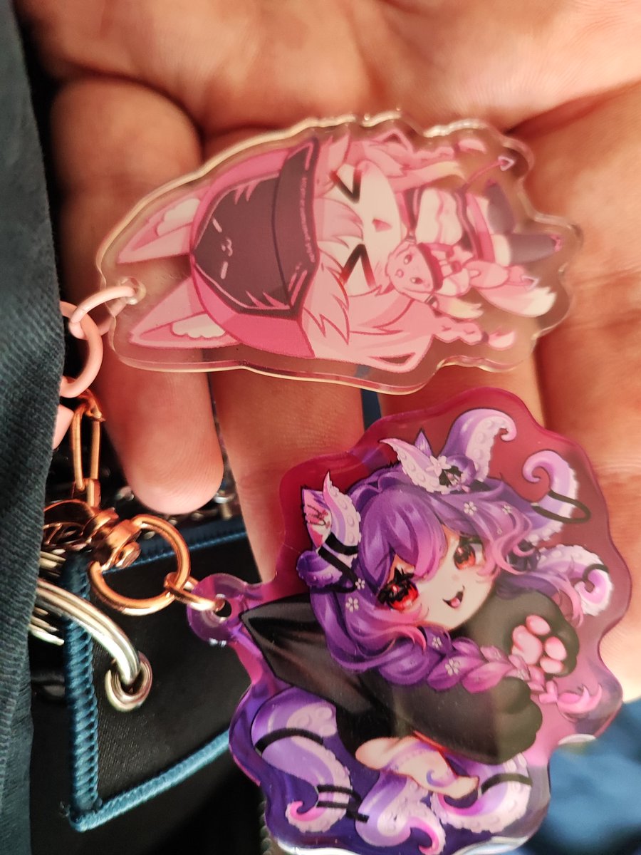 Seit gestern Abend endlich wieder Zuhause und das mit Key Chains von <a href="/ChiinoVT/">Chiino 🦊🩷 DEBUT 01.02.2026</a> und <a href="/MissMoep/">Moepi 🌸/🐙 ~ DEBUT Q1 2026</a> . Meine Sammlung wächst und hab mich echt gefreut beide mal vor Ort gesehen zu haben. Beide richtig sympathisch und nett gewesen.
