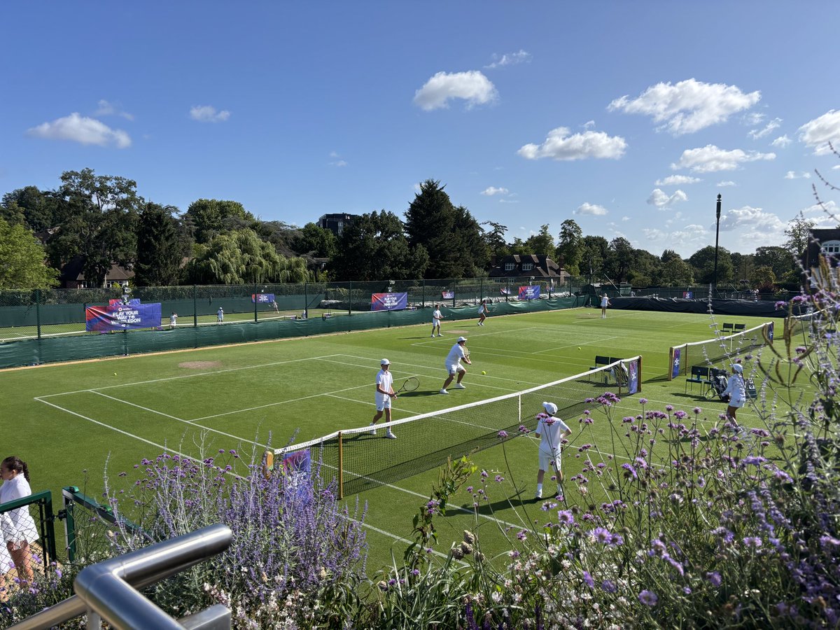 It’s a beautiful morning at @wimbledon #playyourwaytowimbledon @vodafoneuk <a href="/the_LTA/">LTA</a>