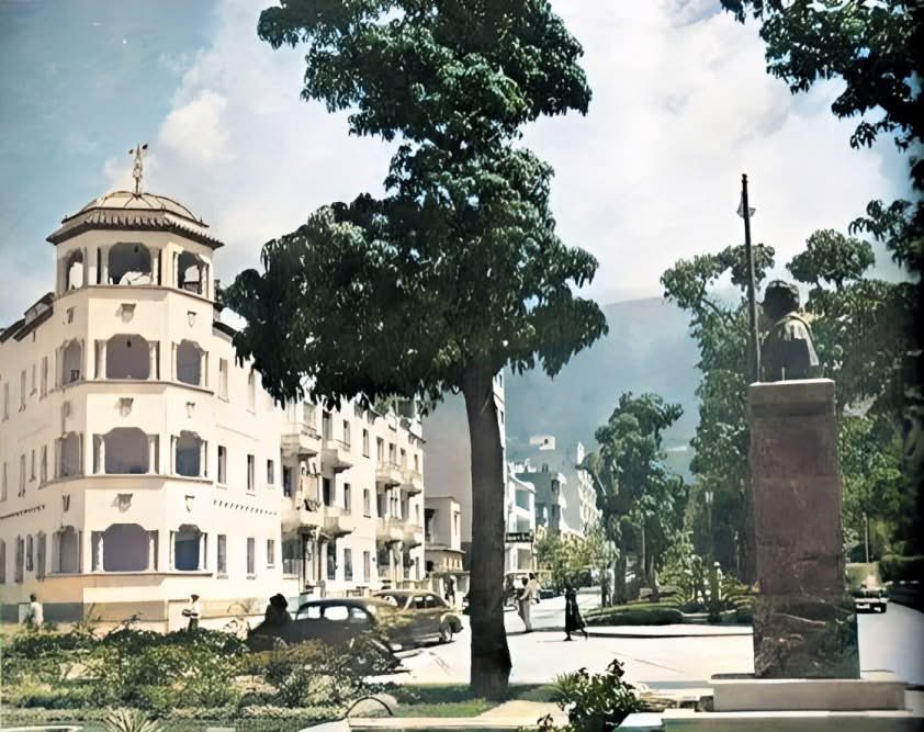 Caracas, años 60. Av. Vollmer y Plaza Rubén Darío, San Bernardino. El edif. de la izquierda era el Normandie. Fue demolido y construida la Torre Normandie