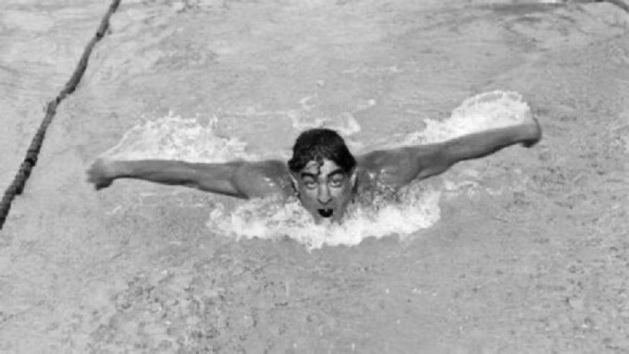 Alfred Nakache, französischer Spitzenschwimmer, 1941 Weltrekord über 200 m Brust. Mit der deutschen Besatzung erhält er als Jude Wettkampfverbot. Die Flucht in die Pyrenäen brechen er und seine Frau ab, aus Angst, ihr Baby könnte durch sein Schreien die anderen verraten. 
1/3