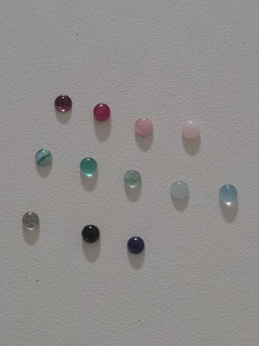 항상 어려운 원석 고르기.....
3mm라 작아서 더 고르기가 어려운 것 같아요🥲
예쁘다 싶으면 냅다 사다놓는 편이라 안 쓰고 남는 원석도 쌓여가는 중