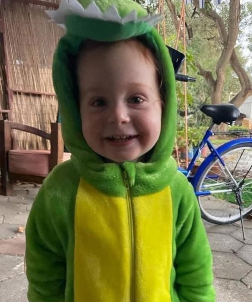 Ariel, aujourd’hui c’est ton anniversaire.

Tu aurais eu 6 ans. 

Ta vie c’était douceur, rêve et nuage blanc. 

Mais d’autres gens en ont décidément autrement.🎗️🇮🇱