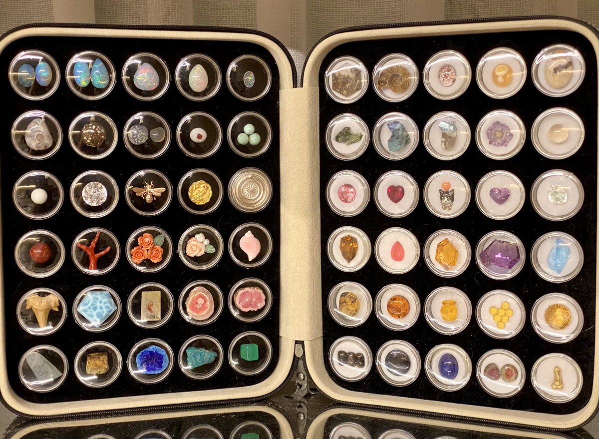 오랜만에 제 자연사박물관 컬렉션 올려봐용💖

최근엔 크게 들이거나 바꾸고 싶은 템이 없어서 예전이랑 거의 비슷하긴한데
청님한테 의뢰드린 우로보로스 코인이랑 예전에 재미삼아 만들엇던 쟈근거시기가 새로 들어갔네요🥹✨✨