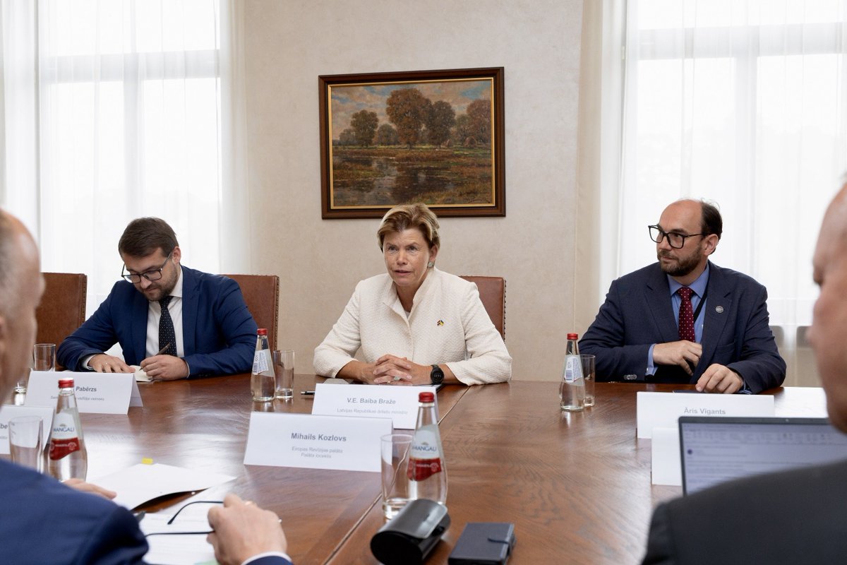 Tikšanās ar ES Revīzijas palātas pārstāvi M.Kozlovu, Muitas pārvaldes direktoru ģen. R.Zukulu, FID un Latvijas Bankas pārstāvjiem par sankcijām pret KF. Latvijas modelis sankciju ieviešanā ir paraugs citām 🇪🇺 valstīm, kur tā nav. Augstu vērtēta arī reģiona valstu sadarbība.