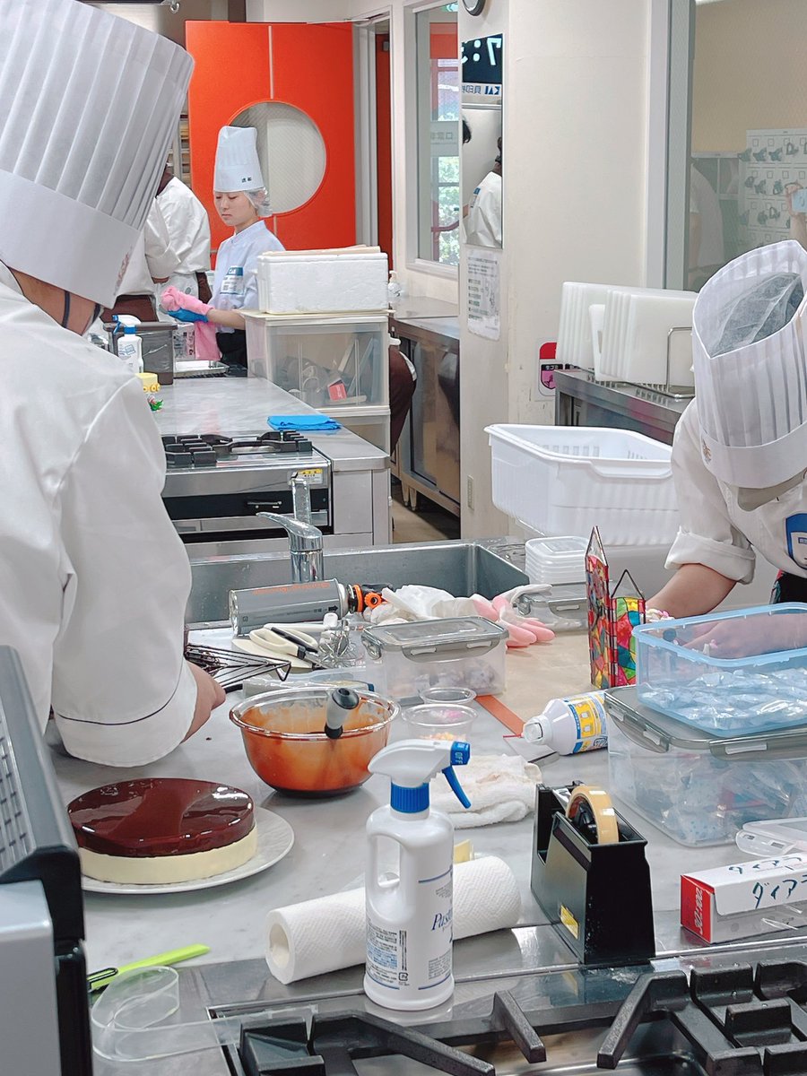 火曜日お疲れ様だモン٩( ᐛ )و

本日はスイーツ甲子園の全国大会予選。
西日本ブロック出場6チームの皆様お疲れ様でした。
明日は東日本ブロック大会です。

高校生パティシエ達の緻密な作業、熱気と真剣な眼差しにこちらも気持ちが熱くなりました🔥

#企業公式がお疲れ様を言い合う
#スイーツ甲子園