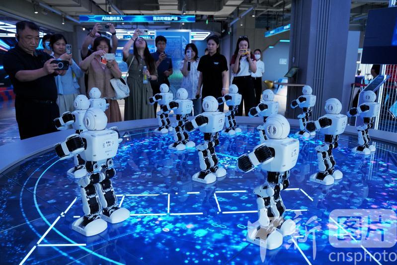 photo_cns's tweet image. Robot Mall, the world&apos;s first embodied intelligent robot 4S store, located in Yizhuang, Beijing, attracted many visitors on August 4, 2025.  (Photo by Zhang Xiangyi/CNSPHOTO)
#robot4Sstore #robot #4Sstore #WorldRobotConference #Beijing