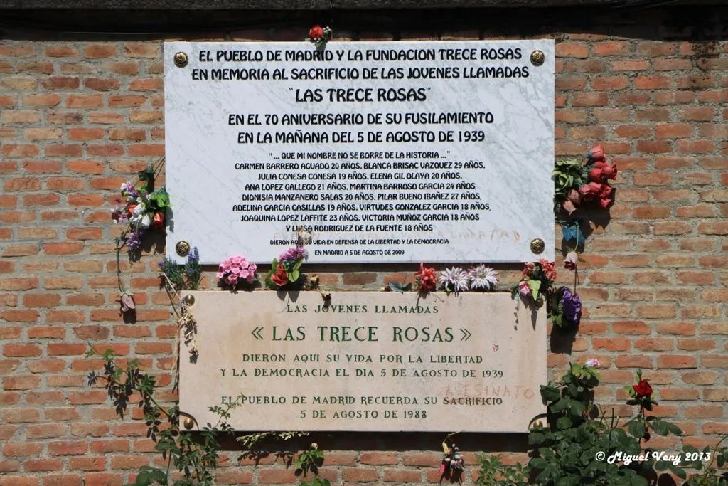 El 5 de agosto de 1939 un pelotón de fusilamiento asesinaba, en una tapia del cementerio de la Almudena de Madrid, a 56 personas, entre las cuales 13 mujeres de entre 18 y 29 años. Las Trece Rosas.

Condenadas por ‘adhesión a la rebelión’, fueron ejecutadas por el régimen por