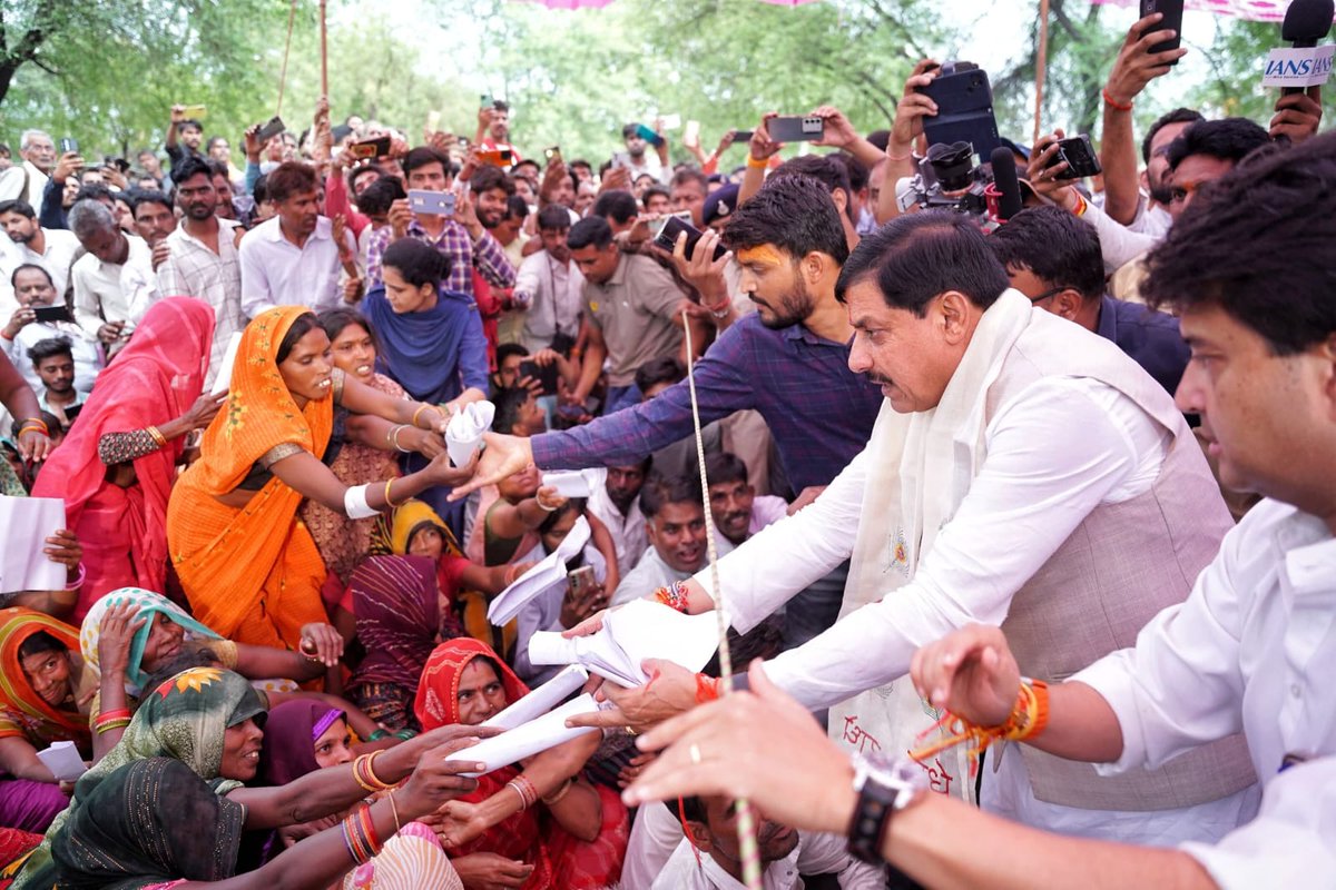 मध्यप्रदेश के गुना में अभी भयंकर बाढ़ की स्थिति बनी हुई है इसी बीच MP के CM डॉ. मोहन यादव ने गुना पहुंचकर लोगों का साहस बढ़ाया। साथ ही जिसका जितना नुकसान हुआ है  सरकार उसकी भरपाई DBT के माध्यम से करेगी जिससे लोगों तक सीधा फायदा पहुंचे ।

 गुना में बाढ़ जैसी मुश्किल घड़ी में CM