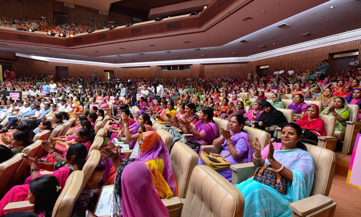 बिड़ला सभागार, जयपुर में आयोजित 'आंगनबाड़ी बहनों का सम्मान' कार्यक्रम में प्रदेशभर से पधारी बहनों से रक्षा-सूत्र बंधवाकर सभी को रक्षाबंधन की शुभकामनाएं दीं।

कार्यक्रम को संबोधित करते हुए राज्य सरकार द्वारा महिला सशक्तीकरण के लिए संचालित विभिन्न योजनाओं की जानकारी दी तथा डीबीटी