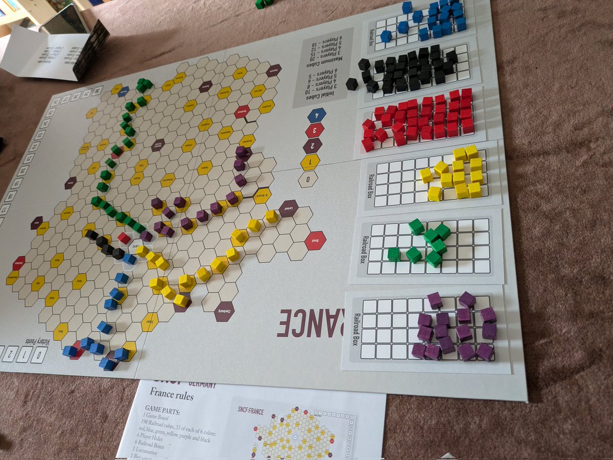 Sncf, on construit tous ensemble des voies de couleurs différentes qui valent plus ou moins de points suivant où elles sont. Chacun à des cubes de couleur derrière son paravent qui scoreront comme la voie.
Rapide, chaotique, pas wahou mais ça se joue. #J2S