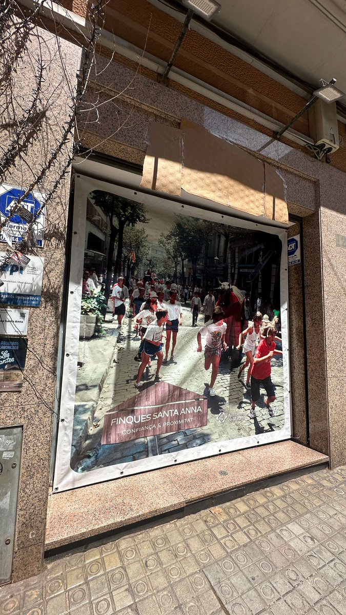 FinqueSantAnna's tweet photo. Gaudiu-la. Gaudeix-la.
La passada #NitBoja de Les Santes de Mataró algú va decidir que la lona que cobria el vidre del nostre modest aparador li quedaria millor a la terrassa de casa que no pas a la nostra immobiliària.
Doncs que la gaudeixi. Segur que ha estat algú molt Santero https://t.co/SojC5eki9U