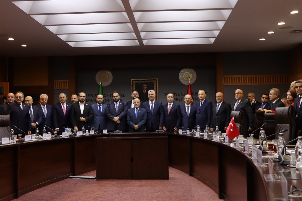 سانا: وزير الاقتصاد والصناعة محمد نضال الشعار ووزير التجارة التركي عمر بولاط يوقعان بروتوكول تأسيس مجلس التعاون الاقتصادي السوري التركي.

#الإخبارية_السورية