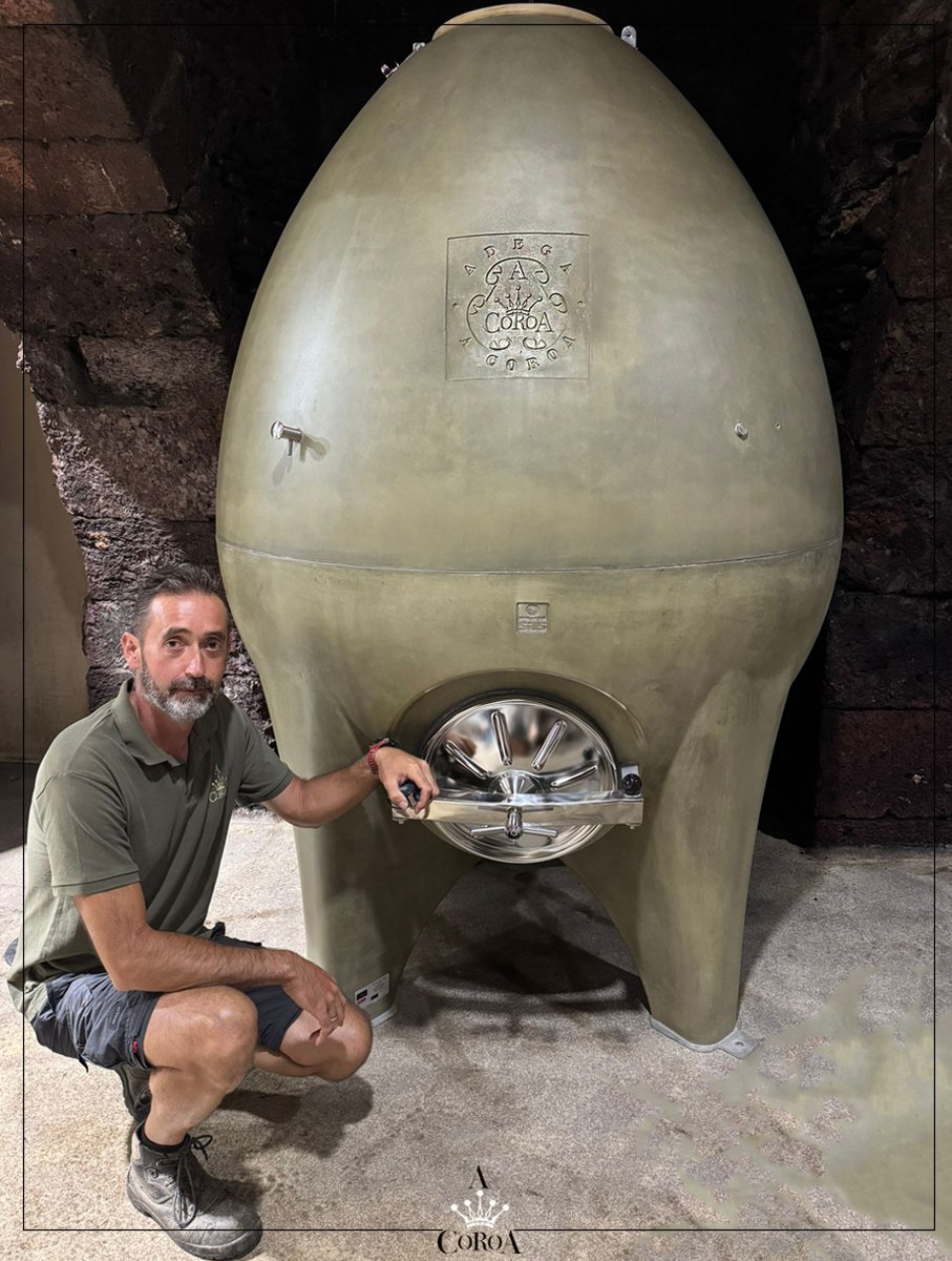AdegaACoroa's tweet photo. 🌞Buenos días🌞 #winelover
Aquí lo tenéis.
Desde @SonomabySAS, Barcelona, nos llega este innovador depósito de hormigón de forma ovoide que utilizaremos para elaborar los nuevos A Coroa.
Aquí te lo explicamos:
👇
https://t.co/LSy8YPU05y
#godello #valdeorras #acoroa https://t.co/nDFHAtoKAO