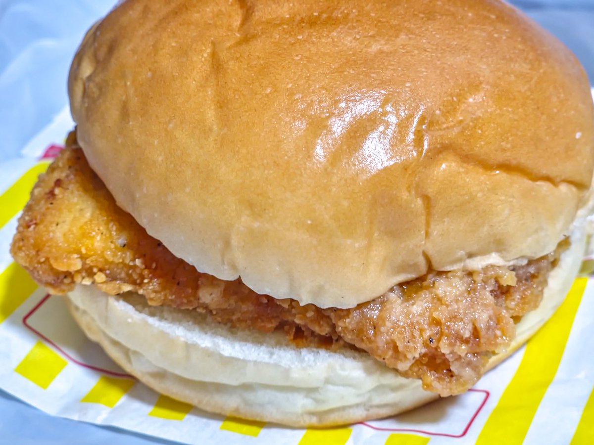 今日は、ファミマの新製品のシトラスコーヒーと40％増量したファミチキのファミチキバガーを食してました😙

ちなみにシトラスコーヒーは、酸味がフルーツ味に変わった感じの、新しさを感じる味でした😄
で、冷やすほどに美味しいかもとも思いました🐧