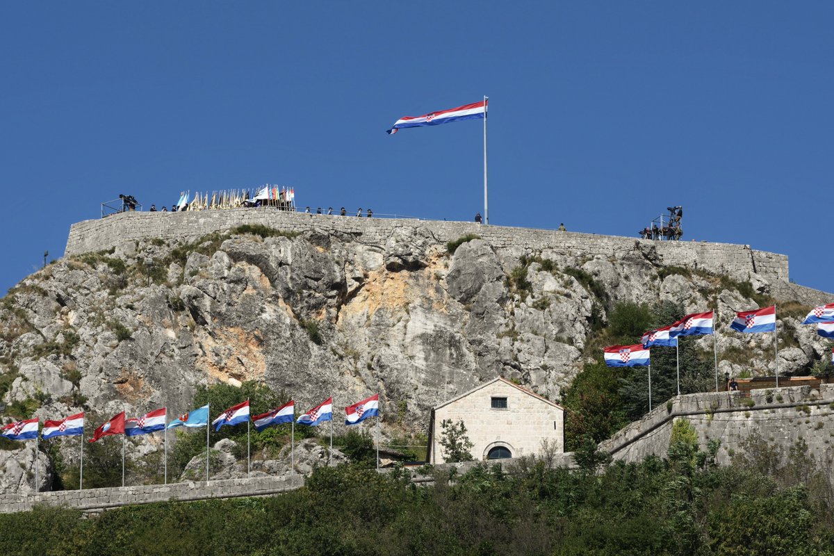 Neka u našim srcima vječno živi uspomena na sve 🇭🇷branitelje i Domovinski rat kao temelj moderne 🇭🇷 države. Zajedno gradimo domovinu snažnu u miru, ujedinjenu u dostojanstvu i demokraciji – zahvalni svima koji su za nju dali sve! Živjela nam suverena, slobodna i ponosna Hrvatska!