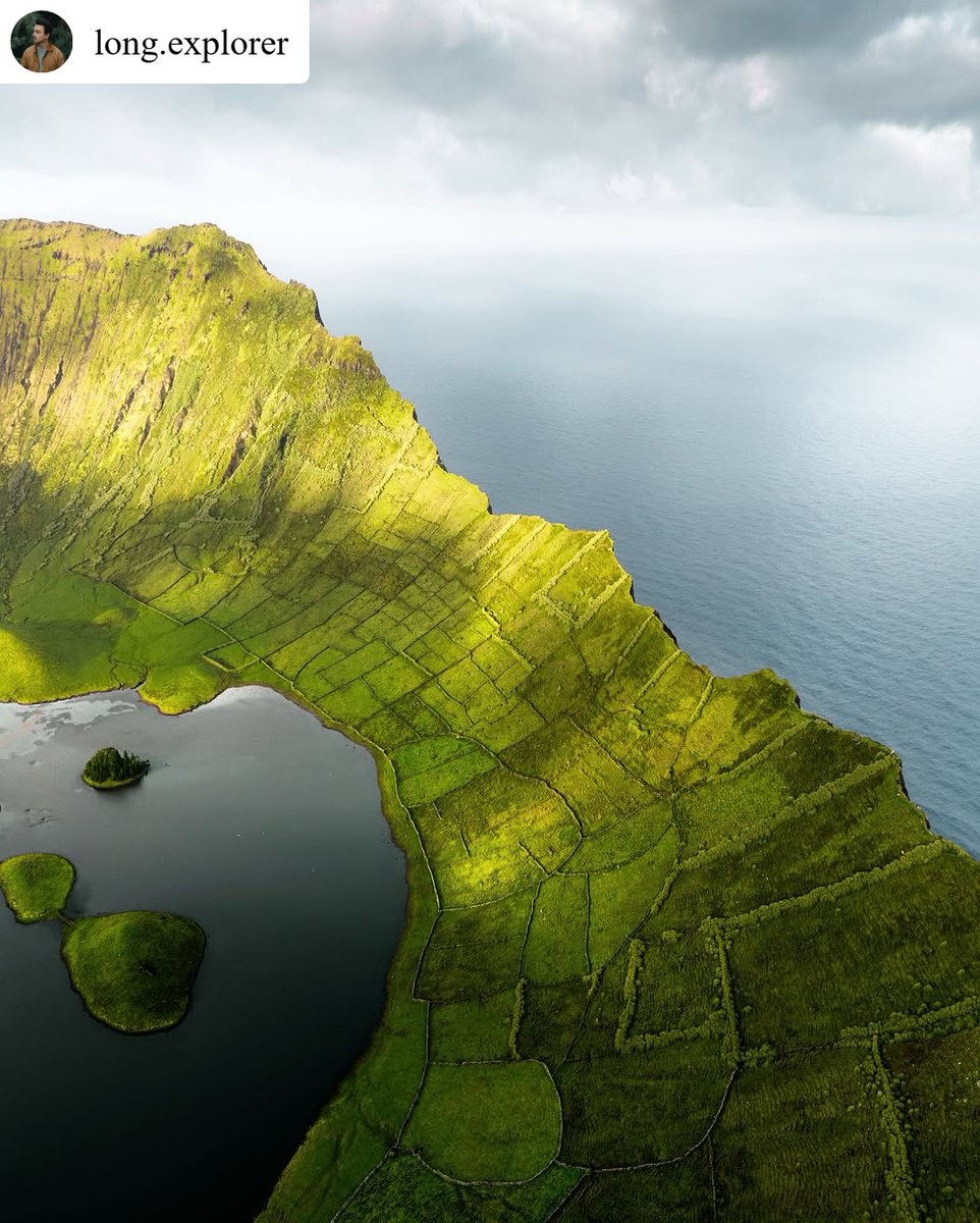 Vista imponente do Caldeirão do Corvo.

Imposing view of the Corvo Caldeirão.
#visitazores #açores #azores