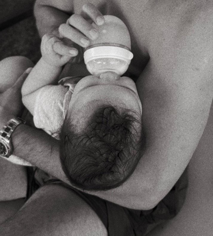 Fiko Kaan'ın parmağını tutuyo minicik🥹