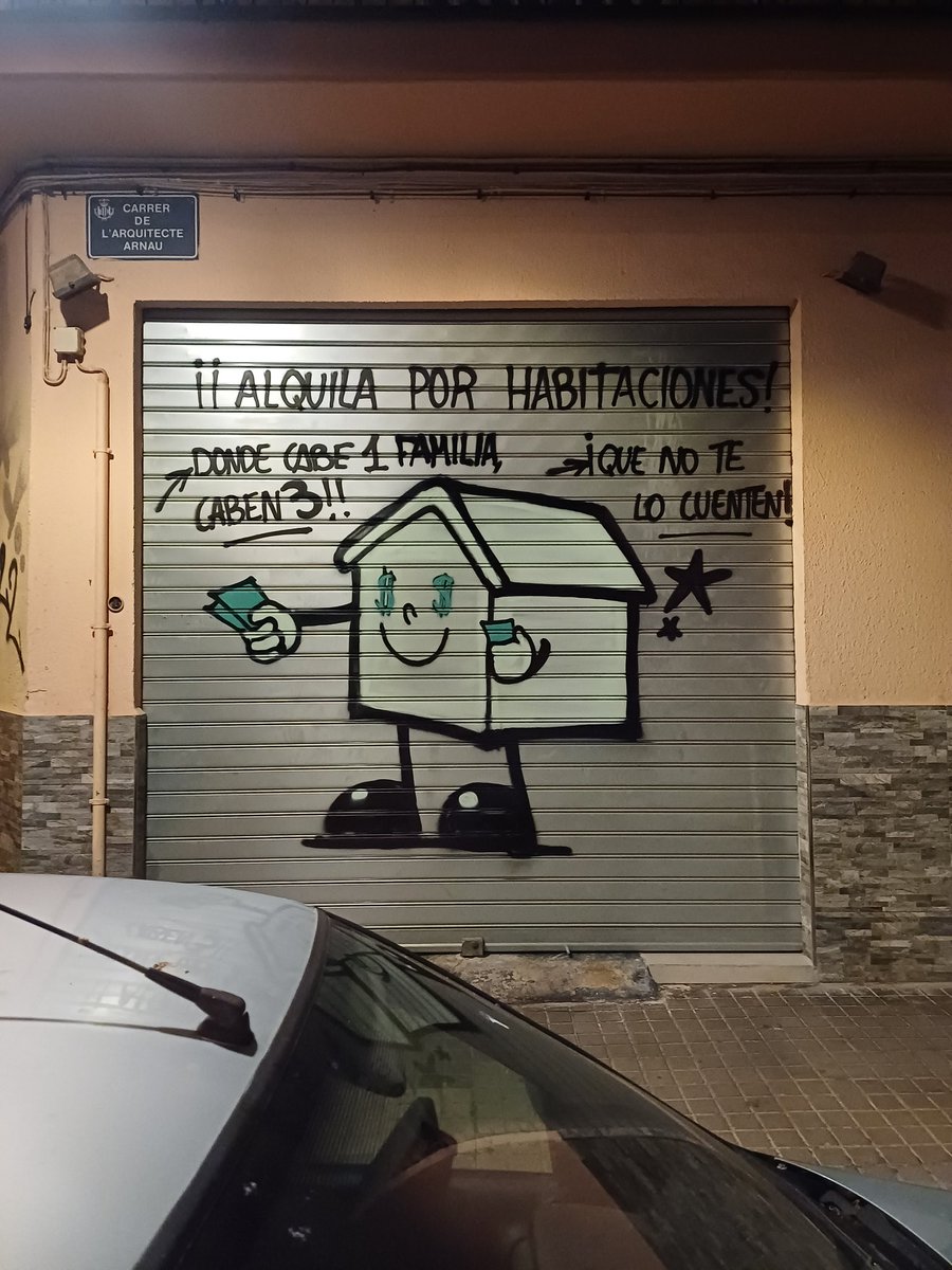 Hay una empresa en Valencia que se dedica a comprar a pisos y ponerlos en alquiler por habitaciones. No tienen nada en la persiana y alguien le pintó esto.