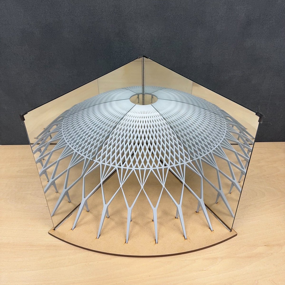 lambda0319's tweet image. NOVASが手掛けるネルヴィのローマ小体育館の模型がようやく完成。
合わせ鏡で材料代を節約してますが、なかなかキレイ。
横浜ENCODEギャラリーに今後設定予定です。