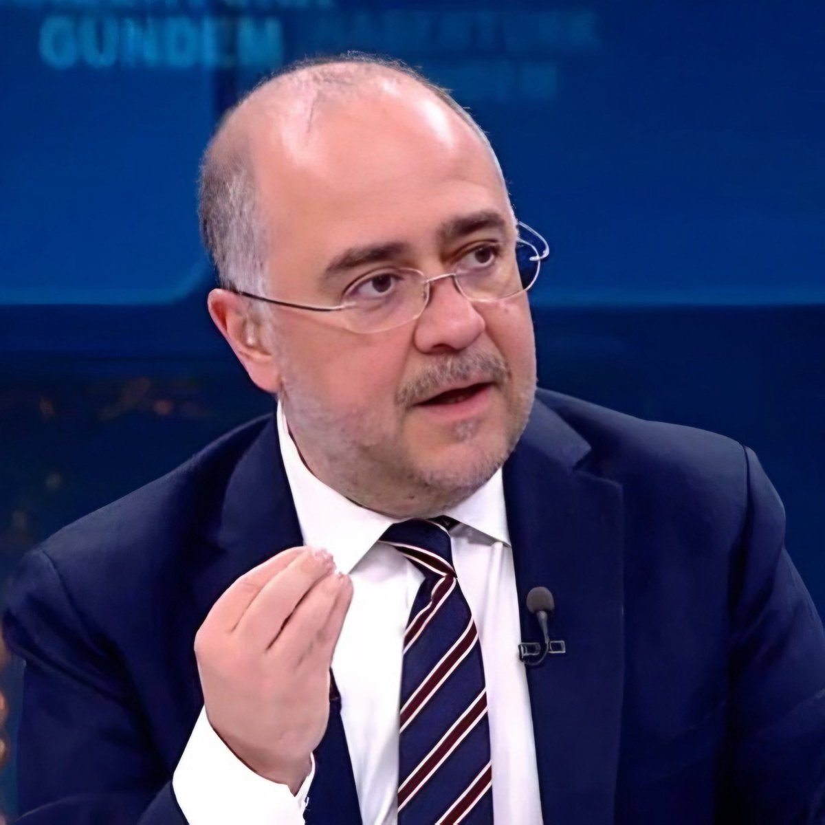 🔊 Gazeteci Kürşad Oğuz, yaşanan çürümeyi sıraladı:

• Depremde ölenlerin diploması çalınmış.
• Torbacı narkotik başkomseri olmuş.
• Sahte mühendis baraj yapmış.
• Halı yıkamacı sahte psikolog hipnoz yapmış.
• Sahte ekspertizle binlerce yabancı bedava vatandaş olmuş.

Ülkece