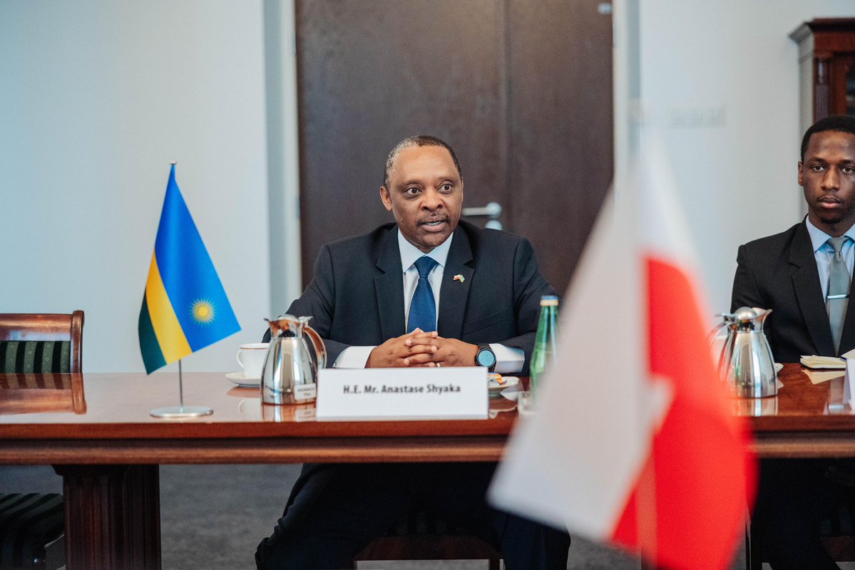 Ministerstwo Rozwoju i Technologii (@mritgovpl) on Twitter photo Wiceminister <a href="/JarosMichal/">Michał Jaros</a> spotkał się dzisiaj z ambasadorem Rwandy Anatastase Shyaką. Tematem spotkania była współpraca inwestycyjna obu krajów. Za szczególnie perspektywiczne obszary uznano sektor rolny, energetyczny oraz IT. Wiceminister <a href="/JarosMichal/">Michał Jaros</a> spotkał się dzisiaj z ambasadorem Rwandy Anatastase Shyaką. Tematem spotkania była współpraca inwestycyjna obu krajów. Za szczególnie perspektywiczne obszary uznano sektor rolny, energetyczny oraz IT.
