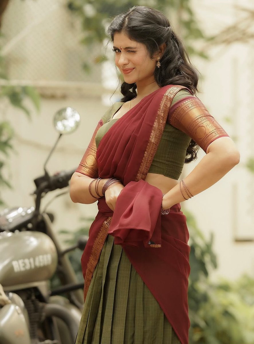 இரத்த சம்பந்தமில்லாத 
ஒரு உயிர்,  நம்மை இன்பத்தின் 
உச்சிக்கோ அல்லது சாவின் 
விளிம்பிற்கோ அழைத்துச் 
செல்லும் என்றால் அது 
காதலில் மட்டுமே சாத்தியம்.! 😂😝