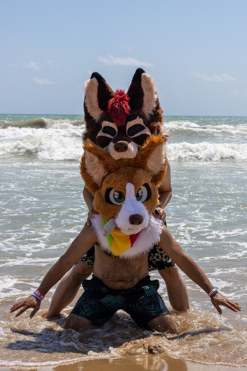 🇬🇧 Adri and Bobi wish you a happy summer! ☀️

🇪🇸 ¡Adri y Bobi os desean un feliz verano! ☀️

🇵🇹 O Adri e o Bobi desejam-vos um bom verão! ☀️