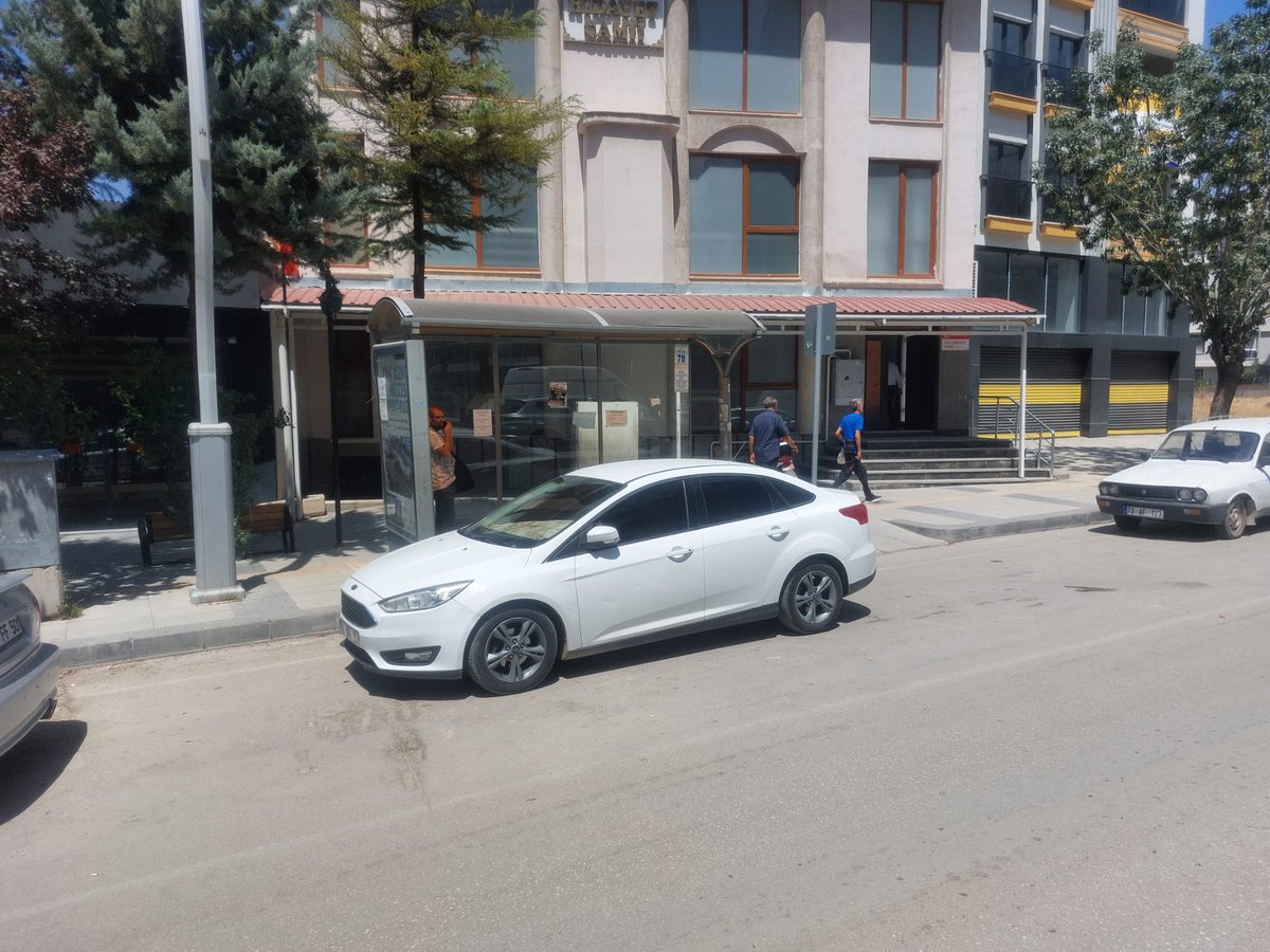 Van'da bitmek bilmeyen trafik sorunu ! Düzensiz park vatandaş mağdur ...
sondakikavanhaber.com/vanda-otobus-d…