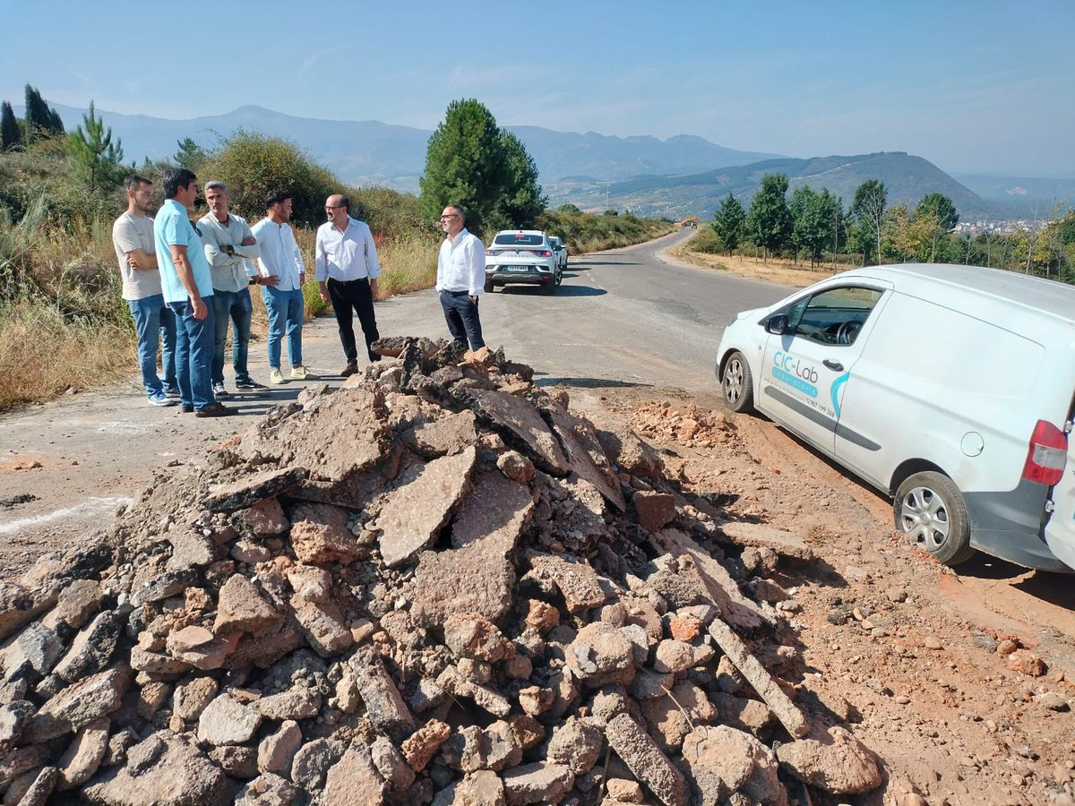 Inicio de las obras de mejora del acceso al polígono industrial de La Llanada desde Santo Tomás de las Ollas con los trabajos previos de señalización, desbroce, limpieza, ensayos de placa de carga en zonas de saneos, etc. Se trata de una inversión municipal de unos 500.000 €.