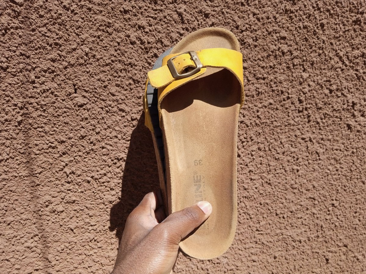 Birkenstock Madrid Sandal(Belo)
Size: 39 Big Cut
Going at 30k (Slightly negotiable)
Contact: 0996019121/0881949125
Lilongwe!
Please Repost!