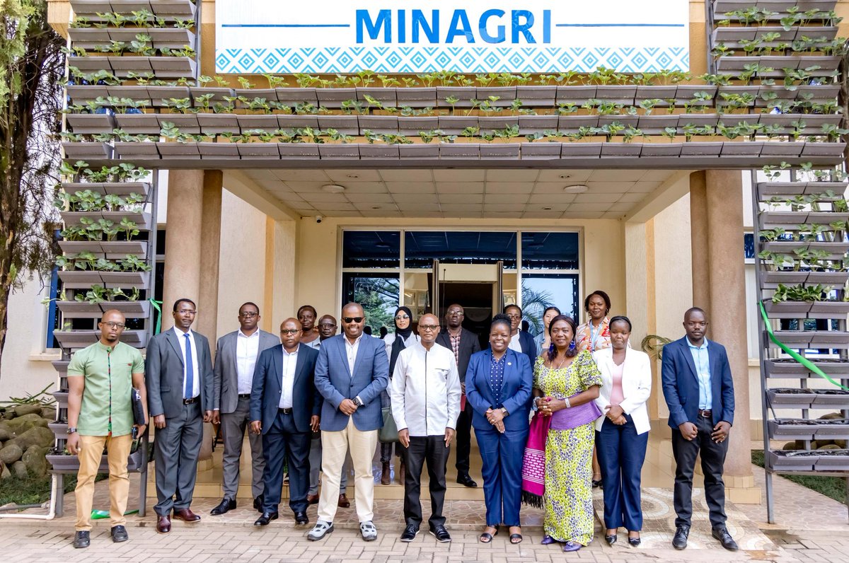 UNRwanda's tweet image. 🌱 Yesterday, RC a.i @JennetKem and @FAORwanda handed over a hydroponic vertical farming prototype to @RwandaAgri —a step toward greener, self-sustaining cities!

With a strong partnership @CityofKigali, the scale-up begins at the city center—urban farming is going up…literally!