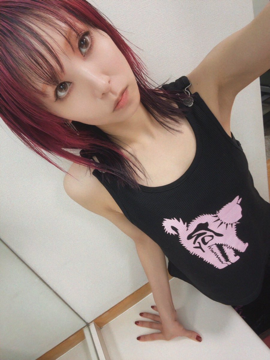LiSA (@lisa_olive) on Twitter photo 昨日の #残酷な夜に輝け初歌唱 に向けてヘアーにダークカラー加えました☾♥️🐈⬛ 昨日の #残酷な夜に輝け初歌唱 に向けてヘアーにダークカラー加えました☾♥️🐈⬛