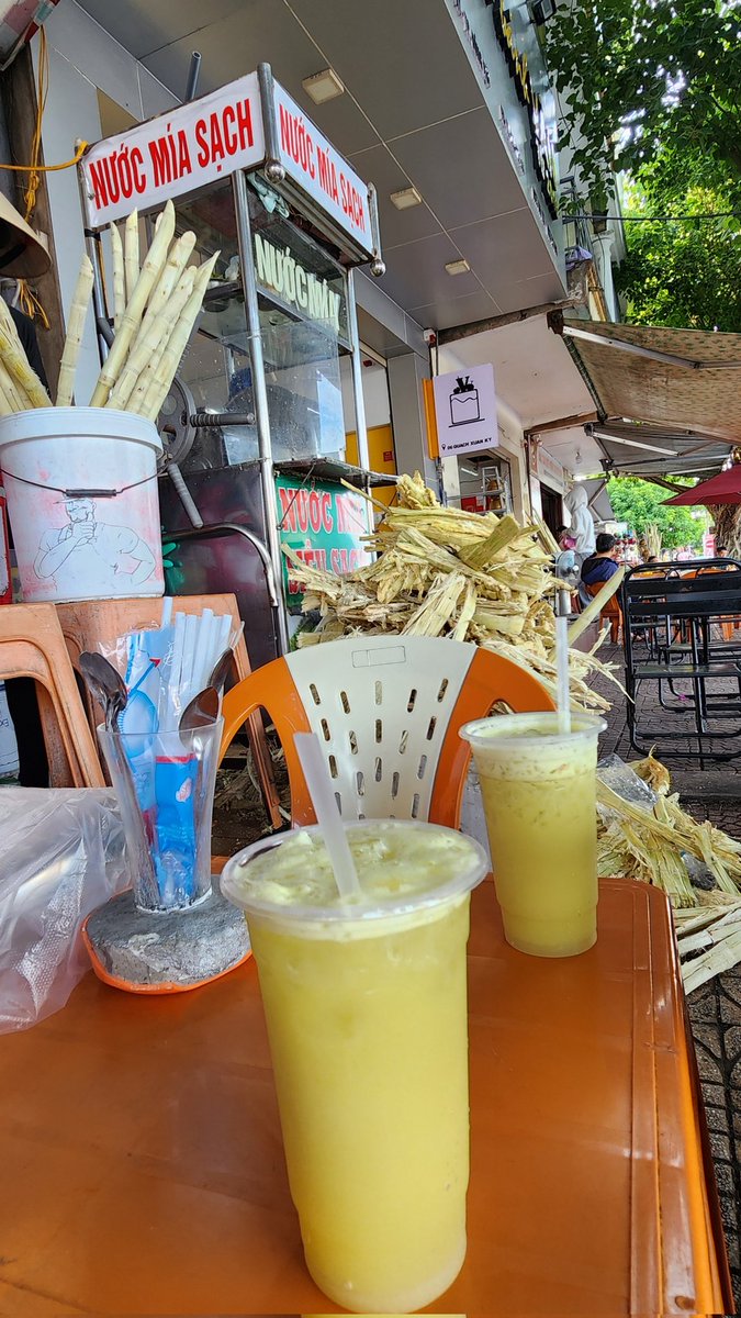 Pour se rafraîchir à Dong Hoi, la préfecture de la province de Quang Binh, rien ne vaut un "nuoc mia", un jus de canne à sucre aromatisé d'un jus de kumquat, le tout avec de la glace pilée. #Vietnam