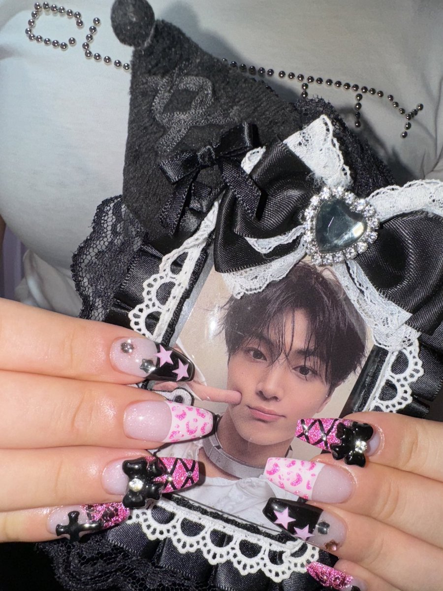 i'm a rockstar's gf💅🏽🫰🏽
종성이 팬이라면 락스타 갸루 네일하고
락스타여친 케이스 장만해줘야겟지🦔🎸💕