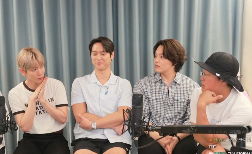 그냥 백현이 이 구도가 너무 귀엽구 웃겨