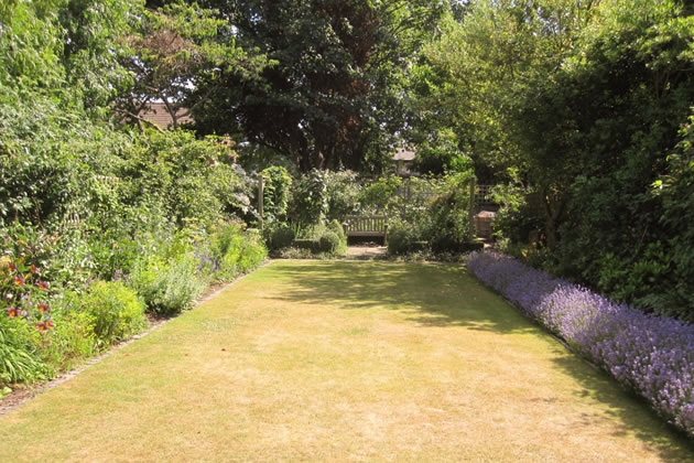 Mill Hill Road Garden Opens to the Public 

Evening viewing part of national scheme raising funds for charity
actonw3.com/default.asp?se…