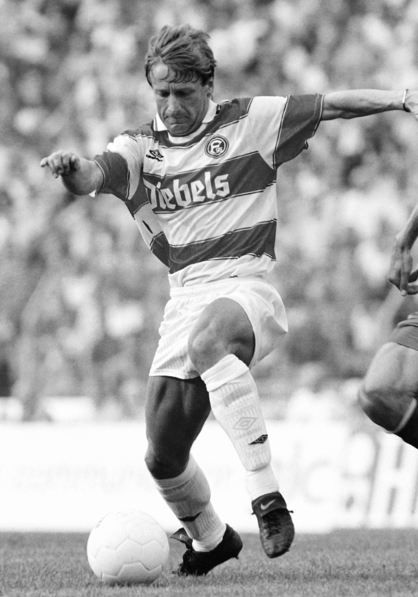 Ruhe in Frieden, Frank Mill 🖤 Wie wir heute morgen erfahren mussten, ist unser ehemaliger Spieler und Manager im Alter von 67 Jahren an den Folgen eines Herzinfarkts gestorben. 😞 Wir sind in Gedanken bei Franks Familie &amp; allen, die ihm nahestanden. 🕊️

#f95 | 🔴⚪ | 📸: IMAGO