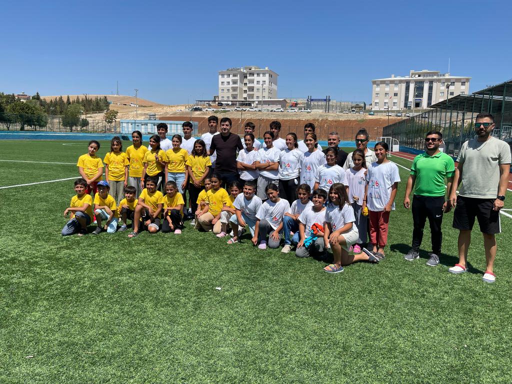 Eskişehir'de düzenlenecek  Durgunsu Kano Türkiye Şampiyonası'na katılacak sporcularımız ve antrenörlerimiz İlçe Müdürlüğü'ne  bizleri ziyarete geldiler. Şampuana öncesi ziyarete gelen sporcularımıza bakanlık tişörtlerimizi hediye ettik. Kendilerine başarılar dilerim.