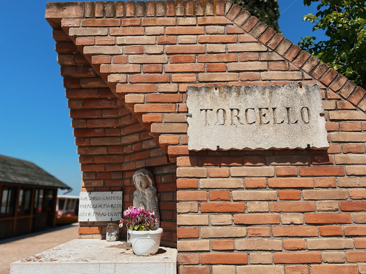 🎉 Il #15agosto a Torcello si celebra la Festa dell’Assunta!
Un appuntamento sentito e ricco di spiritualità nel cuore della laguna veneziana.
🔸 In occasione del Ferragosto, il programma religioso prevede due messe solenni:

la prima al mattino nella Chiesa dell’Assunta

la