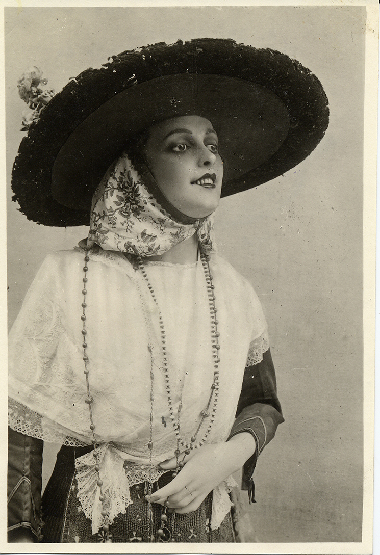Museo del Traje, Madrid (@museodeltraje) on Twitter photo ¿Cómo imaginas la Exposición del Traje Regional de 1925?
📷Prast fue el fotógrafo encargado de realizar las fotografías de la Guía y del proceso de montaje de esta muestra. Encuéntralas todas en nuestra web: bit.ly/4lgJoRp ¿Cómo imaginas la Exposición del Traje Regional de 1925?
📷Prast fue el fotógrafo encargado de realizar las fotografías de la Guía y del proceso de montaje de esta muestra. Encuéntralas todas en nuestra web: bit.ly/4lgJoRp