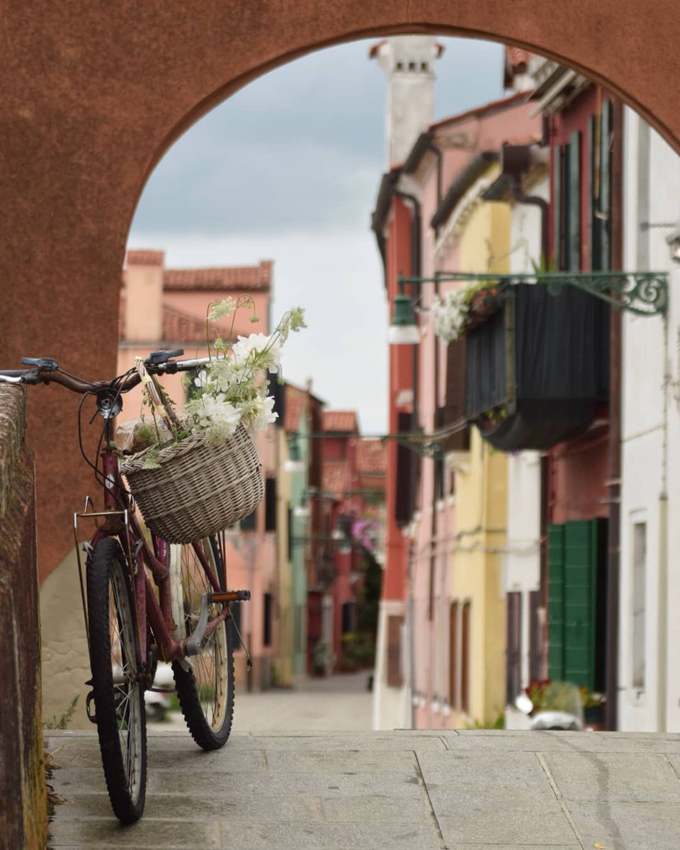 Avete mai visitato l’antico borgo di Malamocco?

Un piccolo gioiello nascosto sull’isola del Lido di Venezia, perfetto per una gita fuori dal tempo.
Tra calli silenziose e scorci pittoreschi, Malamocco custodisce anche un’anima creativa:
🎨 proprio qui si trovava lo studio di
