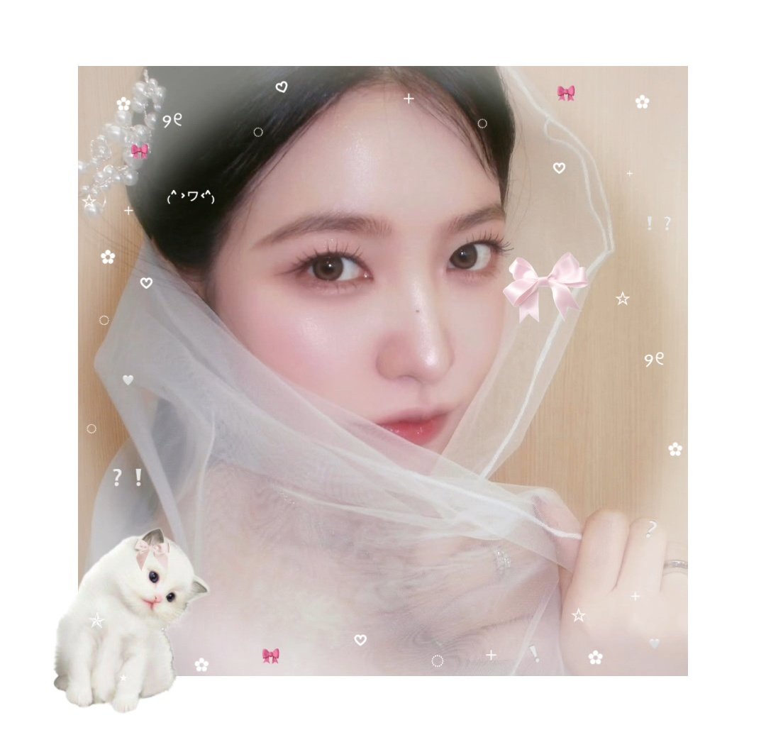 ── .✦   There’s a quiet confidence in my eyes,   a    story    of   tenderness   behind    every   sparkle.   I’m  not  just dressed    in    beauty —      I am the beauty, shaped   by   grace,   love,   and   quiet dreams. And maybe… A little magic too. 🪞🎀
