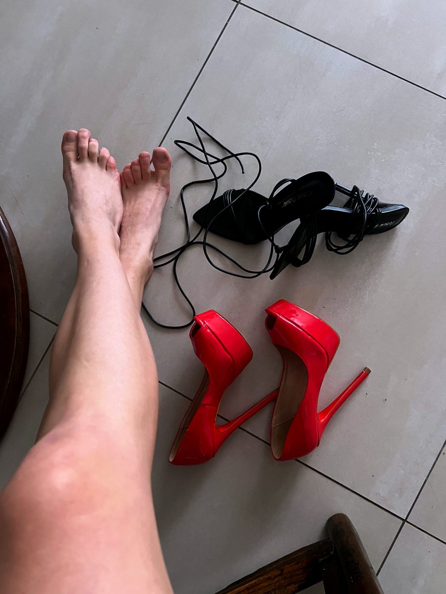 Hmm… what colour should I wear today? 👠
Black or Red?