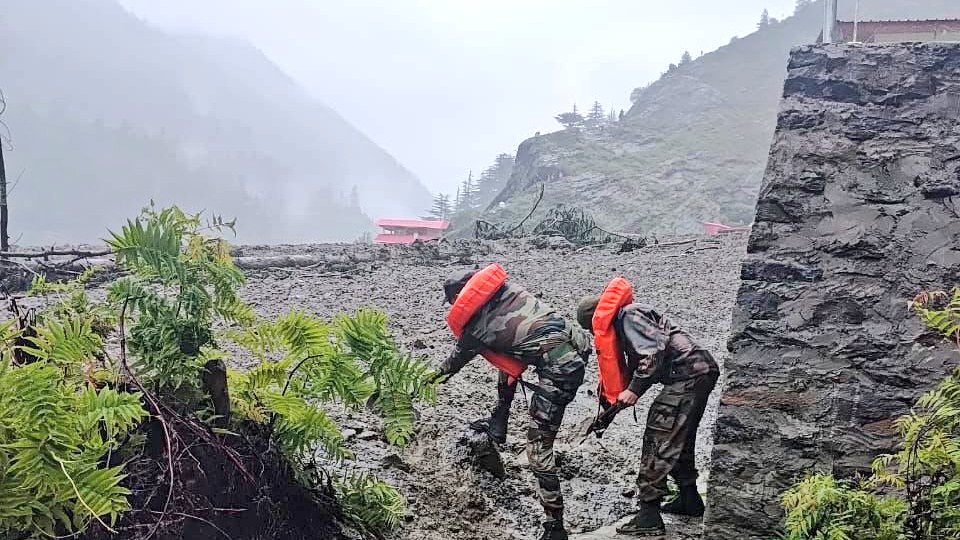 Anuragkotnala2's tweet image. खीरगाड़, धराली गाँव उत्तरकाशी, 5 अगस्त 2025

हर्सिल के निकट खीरगाड़ क्षेत्र के धराली गाँव में एक भीषण भूस्खलन हुआ। 

जिससे पूरा गांव में अचानक मलबा और पानी का बहाव शुरू हो गया। ईश्वर से सभी के सकुशल होने की प्रार्थना करता हूँ।

#Uttarakhand #Uttarkashi #uttarkashicloudburst